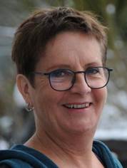 Ein Bild, das Menschliches Gesicht, Person, Lcheln, Kleidung enthlt.

KI-generierte Inhalte knnen fehlerhaft sein.