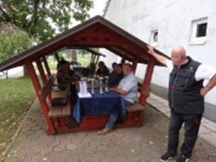 Ein Bild, das drauen, Kleidung, Person, Mann enthlt.

KI-generierte Inhalte knnen fehlerhaft sein.