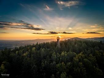 Ein Bild, das drauen, Landschaft, Himmel, Baum enthlt.

KI-generierte Inhalte knnen fehlerhaft sein.
